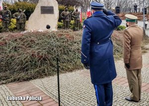Komendanci Policji i Wojska Polskiego salutują w hołdzie Żołnierzom Wykletym przy obelisku