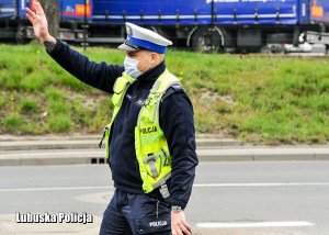 Policjant ruchu drogowego daje sygnał do zatrzymania