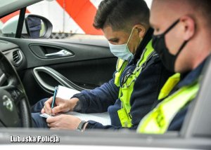 Policjanci ruchu drogowego sporządzający dokumentację