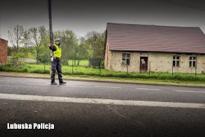 policjant na drodze zatrzymuje pojazd do kontroli