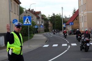 Policjant ruchu drogowego kierujący kolumną motocyklistów