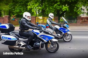 policjanci jada na motocyklach