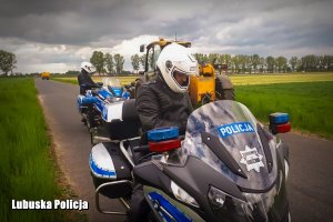 policyjni motocykliści prowadzą kontrolę drogową