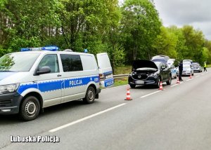 Policyjne radiowozy przy zatrzymanym po pościgu aucie skradzionym na terenie Niemiec