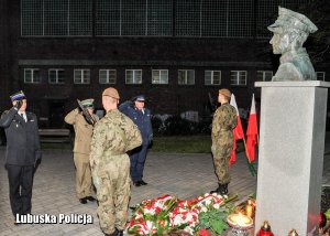 Przedstawiciele władz samorządowych przed pomnikiem Rotmistrza Witolda Pileckiego.