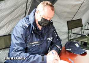 Komendant Wojewódzki Policji w Gorzowie Wielkopolskim wypełnia deklarację przed oddaniem krwi
