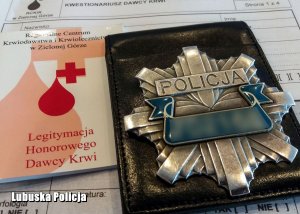 Legitymacja Honorowego Dawcy Krwi oraz policyjna oznaka