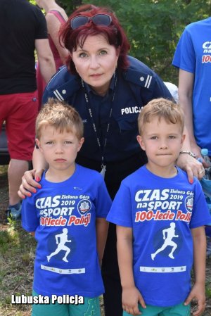 Policjantka z dwoma chłopcami.