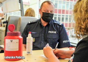 Komendant Wojewódzki Policji w Gorzowie Wielkopolskim w krwiobusie