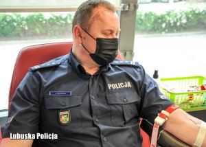 Komendant Wojewódzki Policji w Gorzowie Wielkopolskim w krwiobusie oddaje krew