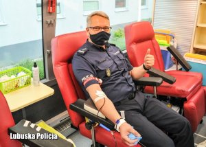 Zastępca Komendanta Wojewódzkiego Policji oddający krew