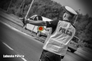 czarno-białe zdjęcie policjanta zatrzymującego pojazd do kontroli
