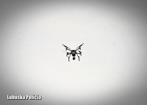 dron w powietrzu