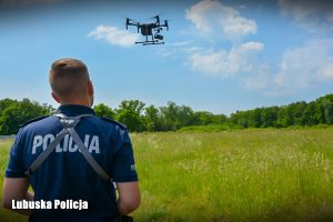 policjant obsługuje drona