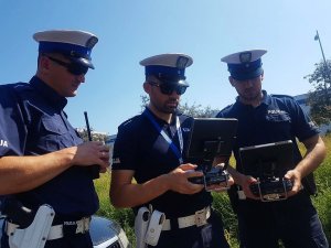 Policjanci sterują dronami