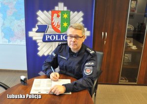 Zastępca Komendanta Wojewódzkiego Policji w Gorzowie Wielkopolskim podpisuje dokument
