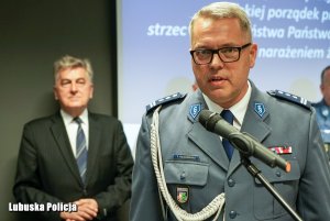 Zastępca Komendanta Wojewódzkiego Policji w Gorzowie Wielkopolskim przemawia na sali konferencyjnej.