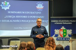 Zastępca Komendanta Wojewódzkiego Policji w Gorzowie Wielkopolskim przemawia na sali konferencyjnej podczas seminariów edukacyjnych