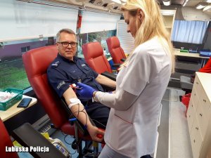 Zastępca Komendanta Wojewódzkiego Policji w Gorzowie Wielkopolskim oddaje krew