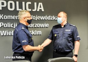 Komendant Wojewódzki Policji w Gorzowie Wielkopolskim dziękuje swojemu Zastępcy, który przechodzi na emeryturę