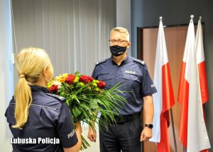 Policjantka wręcz wiązankę kwiatów Zastępcy Komendanta Wojewódzkiego Policji w Gorzowie Wielkopolskim