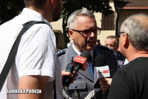 Zastępca Komendanta Wojewódzkiego Policji w Gorzowie Wielkopolskim udziela wywiadu
