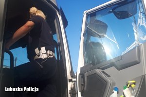 policjantka wchodzi do ciężarówki