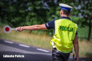 policjant zatrzymuje pojazd do kontroli