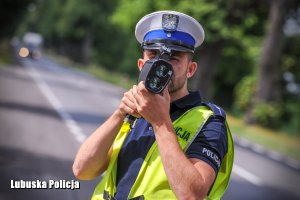 policjant kontroluje prędkość pojazdu