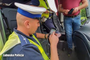 policjant sprawdza dokumenty kierowcy