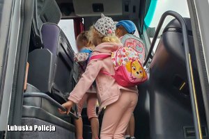 dzieci wchodzą do autokaru