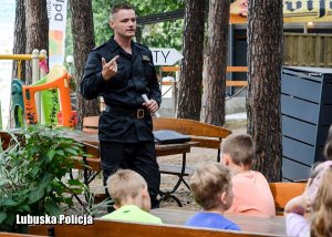 Policjant przemawia do dzieci.