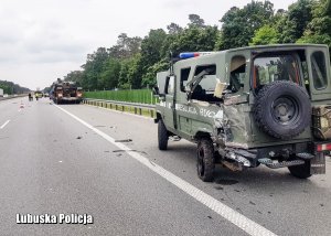 Uszkodzony pojazd wojskowy na drodze.