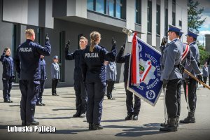 policjanci ślubują na sztandar