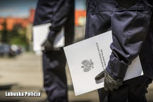 policjanci trzymają akt mianowania