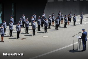 wyróżnieni policjanci słuchają przemówienia