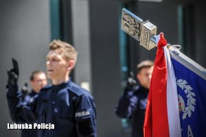 policjanci ślubują na sztandar