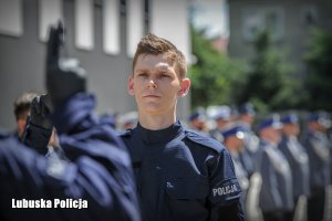 policjant wypowiada słowa roty ślubowania