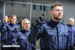 ślubujący policjanci