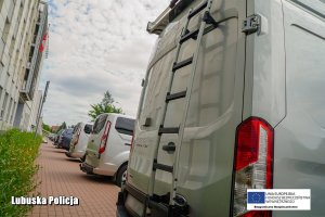 Pojazdy zaparkowane przed Komendą Wojewódzką Policji w Gorzowie Wielkopolskim.