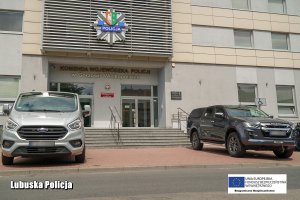 Pojazdy zaparkowane przed Komendą Wojewódzką Policji w Gorzowie Wielkopolskim.