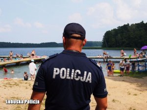 Policjant obserwujący sytuacje na plaży