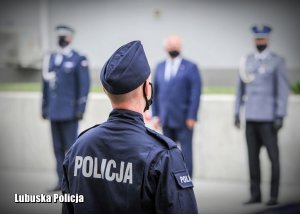 Policjant na tle Komendantów Wojewódzkich Policji i Wojewody Lubuskiego.