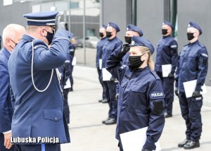 Policjantka oddaje honor Komendantowi Wojewódzkiemu Policji.