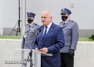 Wojewoda Lubuski przemawia do policjantów.