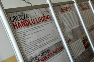 Wystawa z plakatami o handlu ludźmi