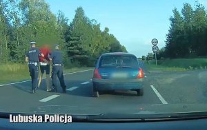 Policjanci ruchu drogowego zatrzymują pijanego kierowcę