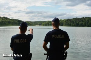 policjanci obserwują jezioro