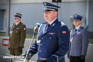 inspektor Jarosław Pasterski przemawia do policjantów