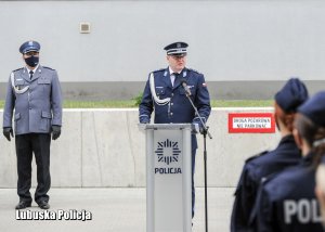 Komendant Wojewódzki Policji w Gorzowie Wielkopolskim przemawia do policjantów
